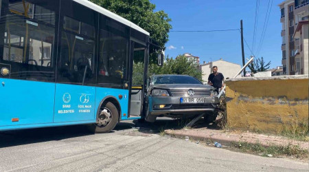 Halk otobüsü ile otomobil çarpıştı, 8 yaralı 