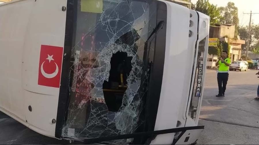 Halk otobüsü ile otomobil çarpıştı