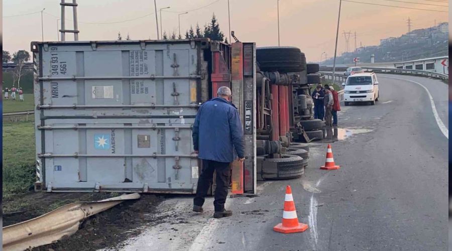 Hammadde yüklü tır yol ayrımında devrildi