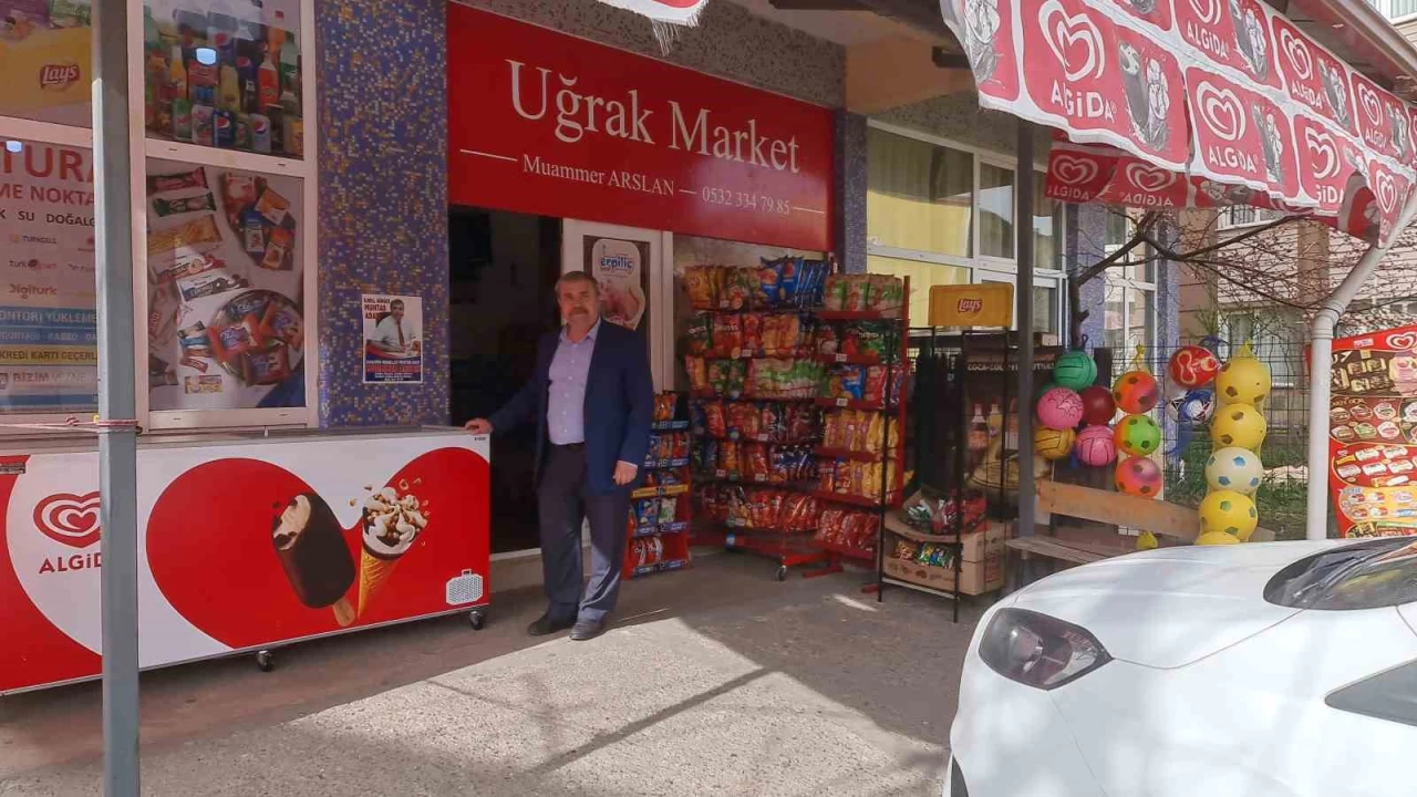Hayırsever, bakkalın veresiye defterindeki borçları ödedi