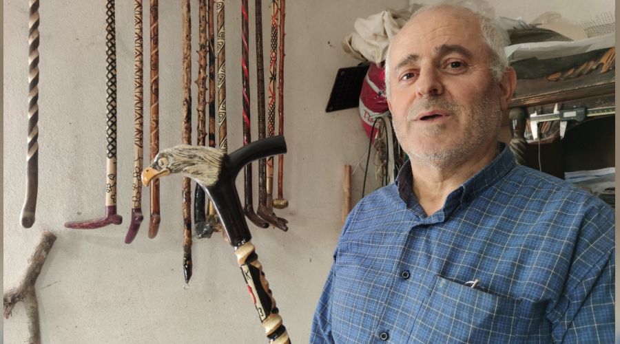 Hayvan figürlerini bastonlara işliyor