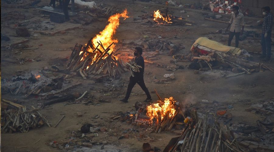 Hindistan'da koronadan �lenler toplu olarak yak�lmaya devam ediyor