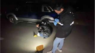 Husumetlisinden kaarken kaza yapan iki kiiyi vurdular