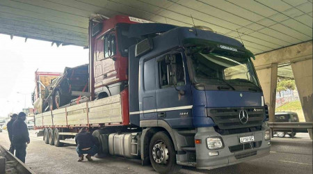 İçmeler Köprüsü'nde tır yüklü tır sıkıştı