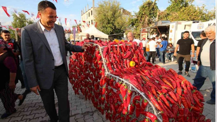 İki dakikada 188 gram acı biber yedi