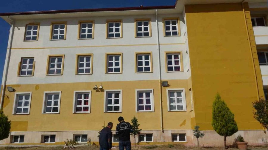 İnşaat ustası okulun çatısından düştü