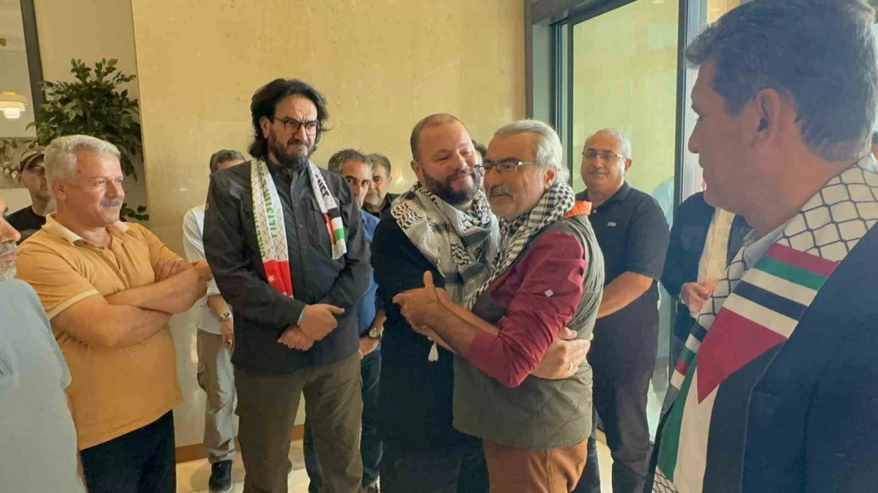 İsrail'in alıkoyduğu 2 aktivist Antalya'ya döndü