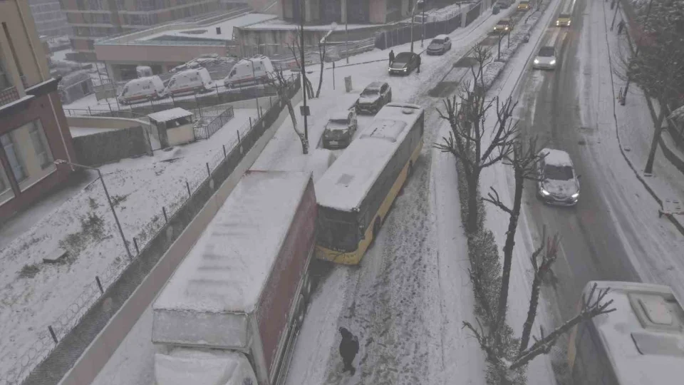 �stanbul'da kar... �ETT otob�s� park halindeki kamyona �arpt�