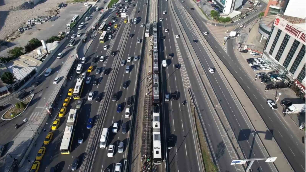 İstanbul'da özel halk otobüsü grevi duraklarda yoğunluğa neden oldu