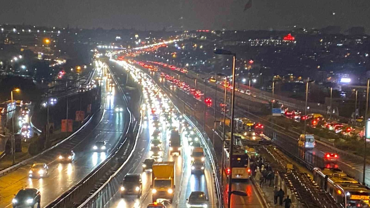 �stanbul'da ya���la birlikte trafik yo�unlu�u y�zde 90'a yakla�t�