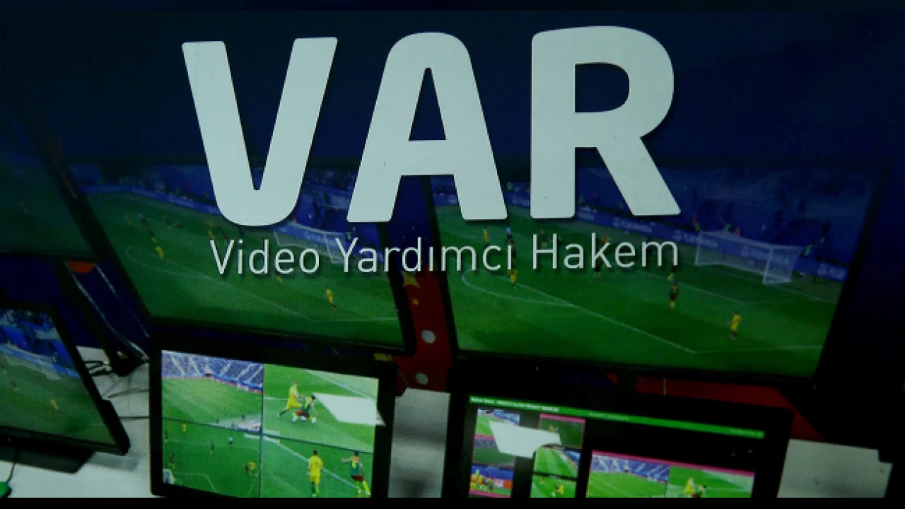 ��te hakemler aras�nda ge�en konu�malar