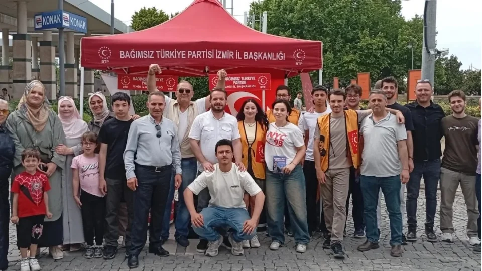 İzmir'de 19 Mayıs Coşkusu: BTP standına gençlerin yoğun ilgisi