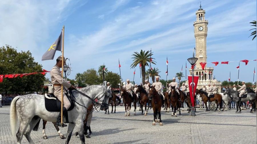 �zmir�in kurtulu�u canland�r�ld�