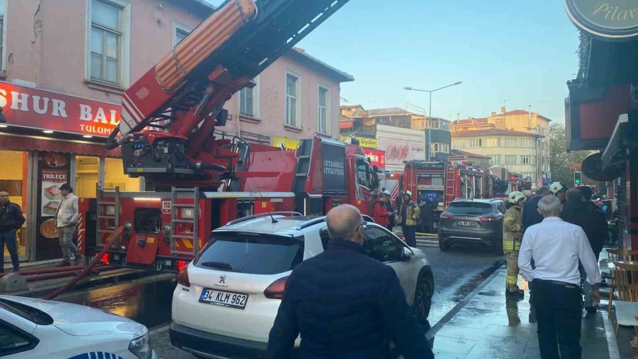 Kad�k�y'de ah�ap binada yang�n