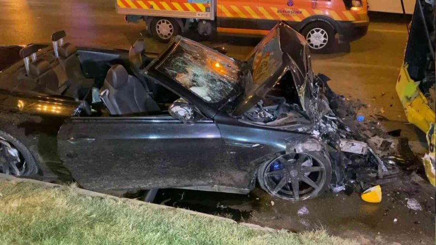 Kadıköy'de otomobil, 2 araca ve İETT otobüsüne çarptı: 4 yaralı