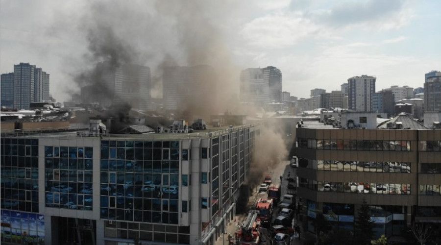 Kadıköy'de, plazada korkutan yangın