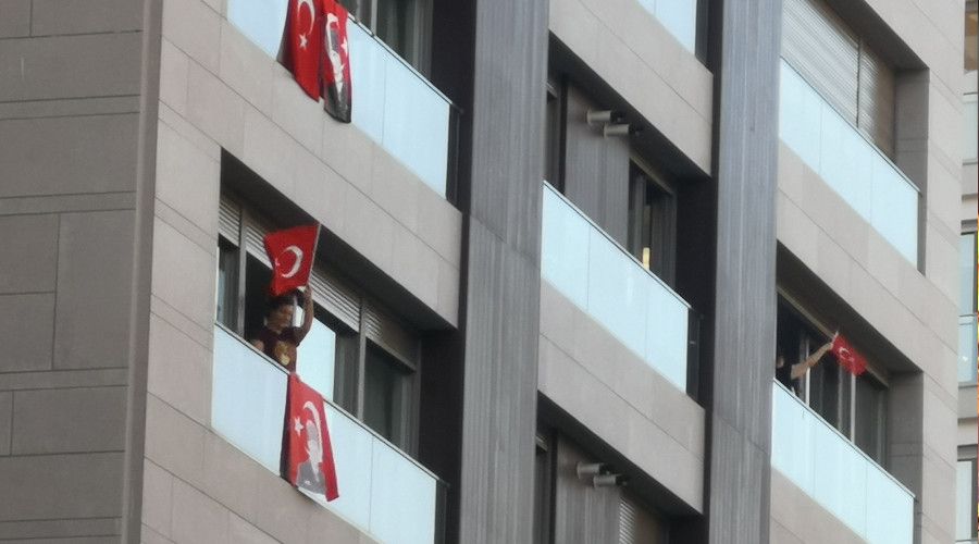 Kad�k�y'de saat 19.19'da �stiklal Mar�� balkonlardan okundu