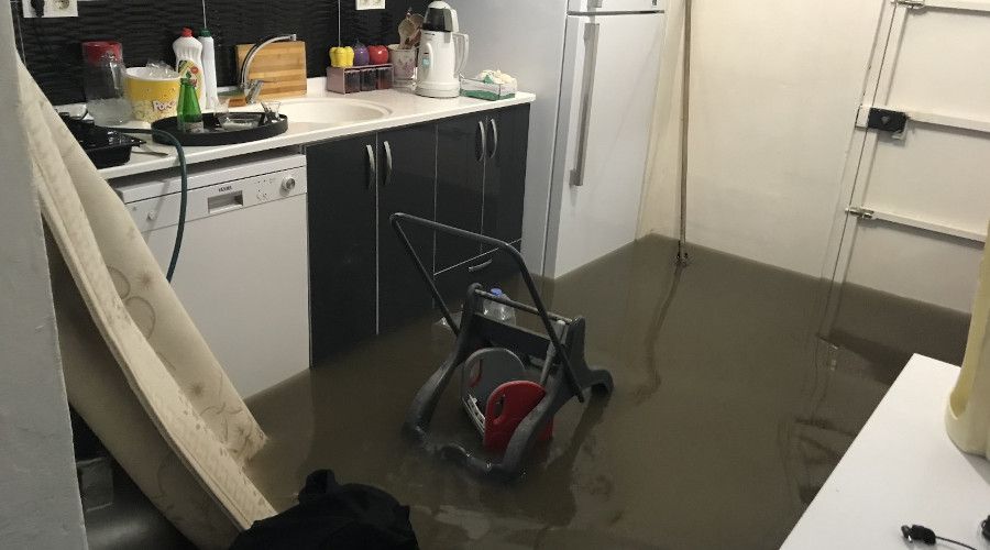 Kad�k�y'de sa�anak nedeniyle 3 evi su bast�