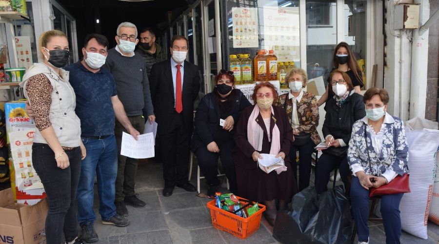 Kad�nlar 20 ailenin bakkal borcunu �dedi