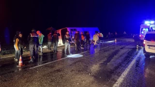Kahramanmara'ta dzensiz gmenleri tayan minibs devrildi, 1 kii l, 22 kii yaraland