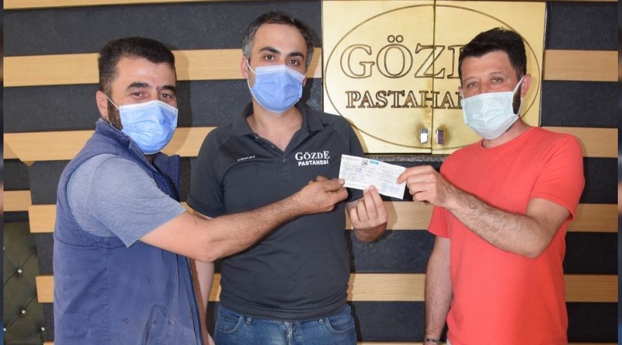 Kaldırımda bulduğu 60 bin TL'lik çeki sahibine teslim etti