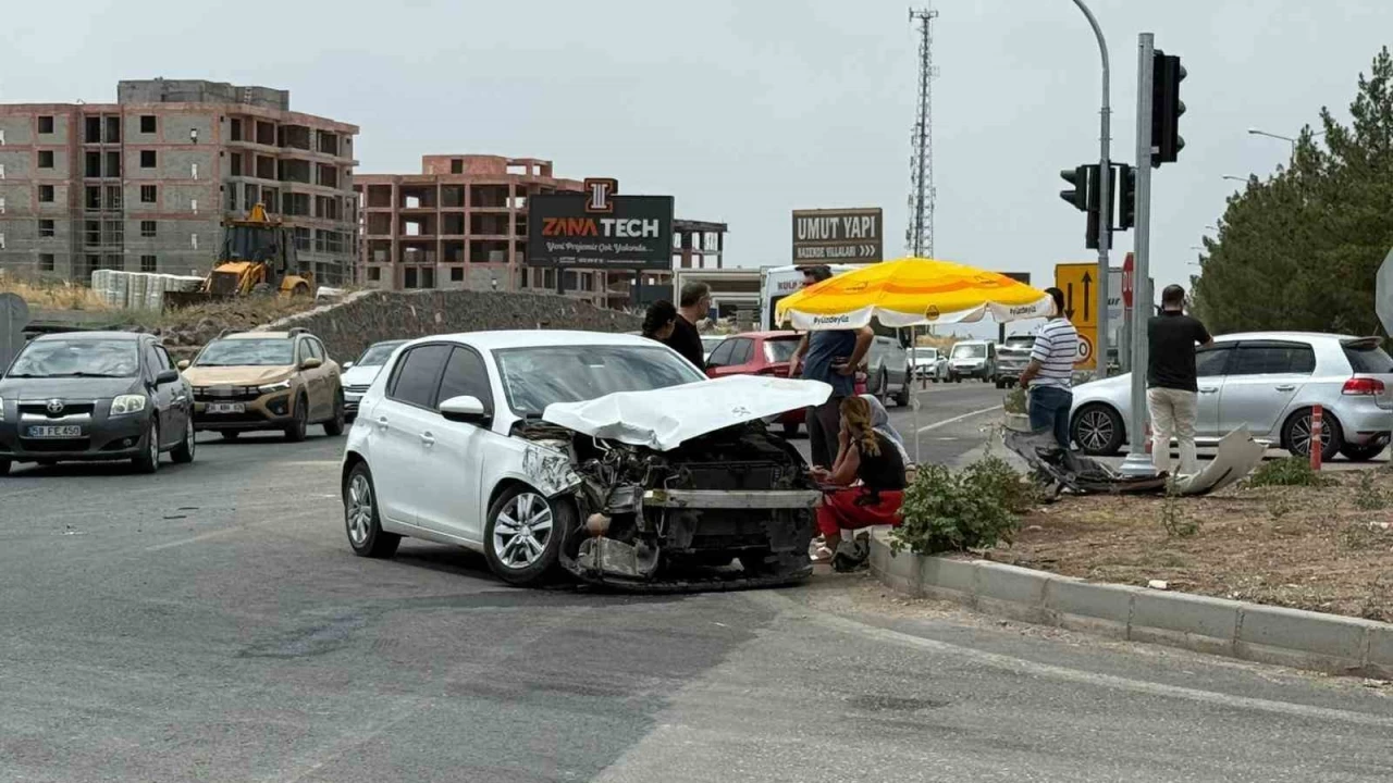 Kamyonet ile otomobil kafa kafaya arpt: 2 yaral