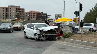 Kamyonet ile otomobil kafa kafaya arpt: 2 yaral