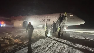 Kanada'da yolcu u�a�� karda kayarak pistten ��kt�