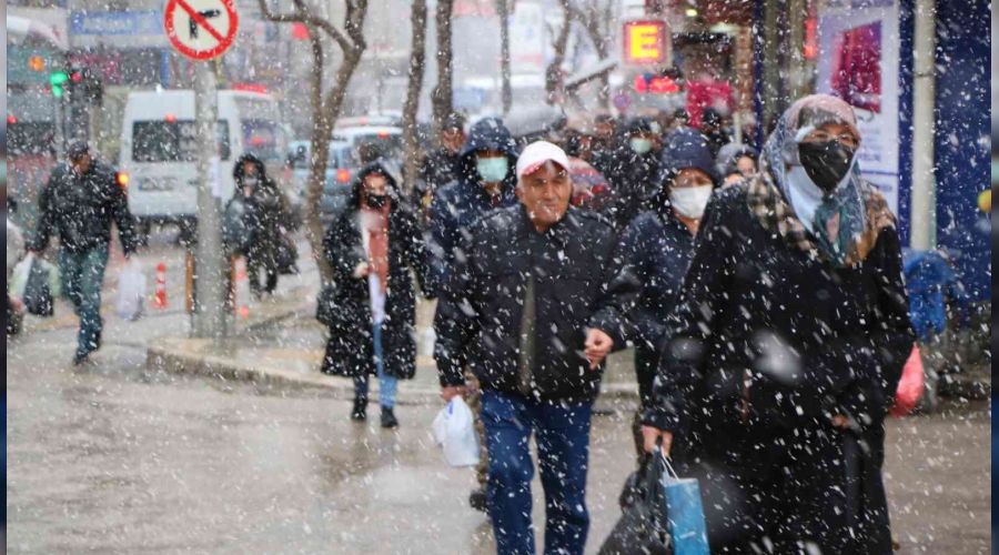 Kar, Elazığ'ı etkisi altına aldı