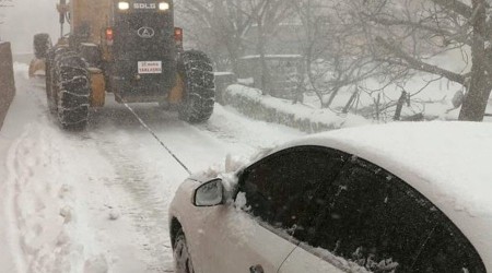 Karda mahsur kalan vatandaşlar kurtarıldı