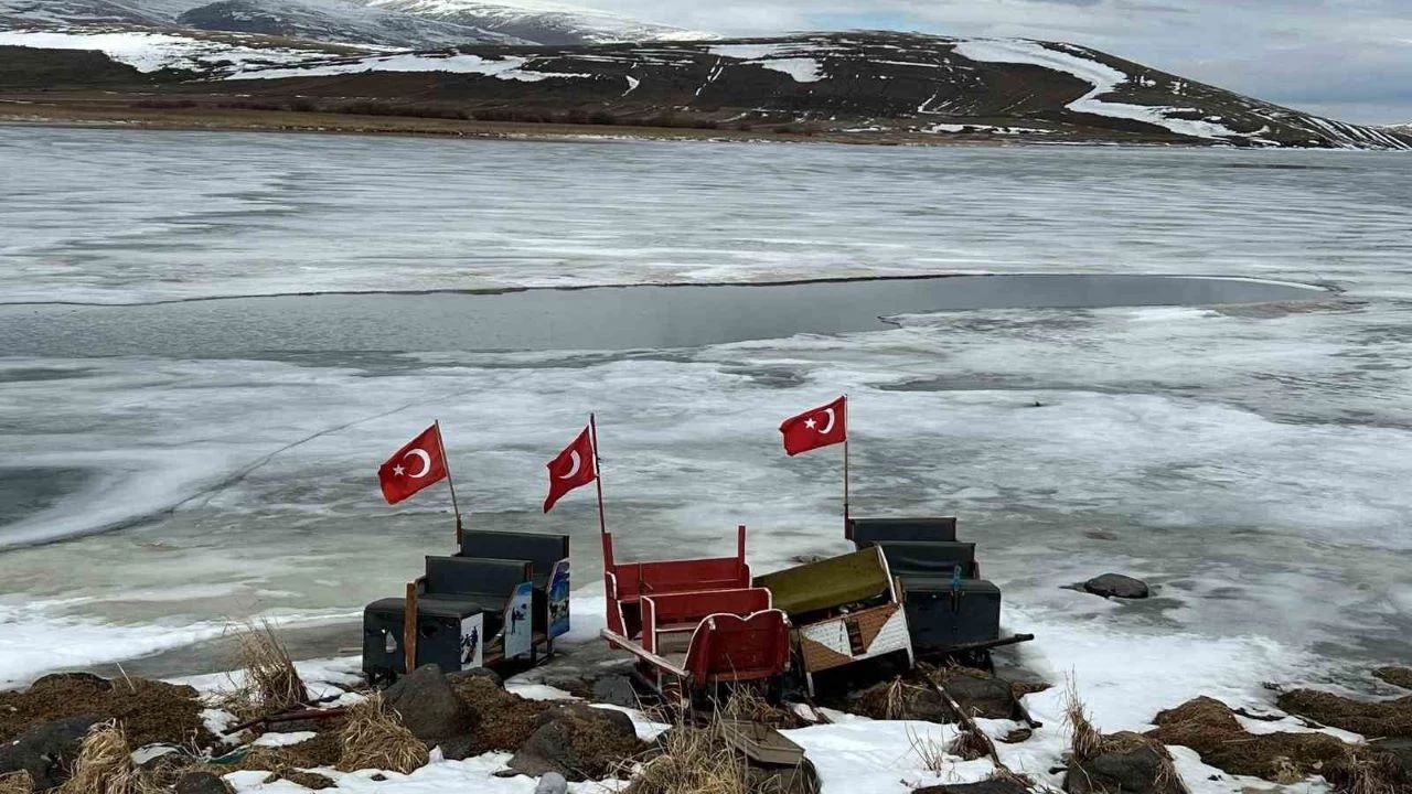 Kars Çıldır Gölü'ndeki buzlar çözülmeye başladı