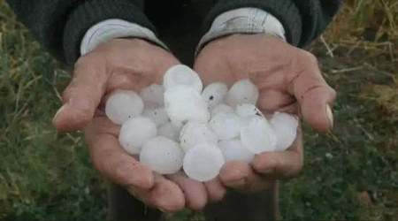 Kars'ta ceviz büyüklüğünde dolu yağdı