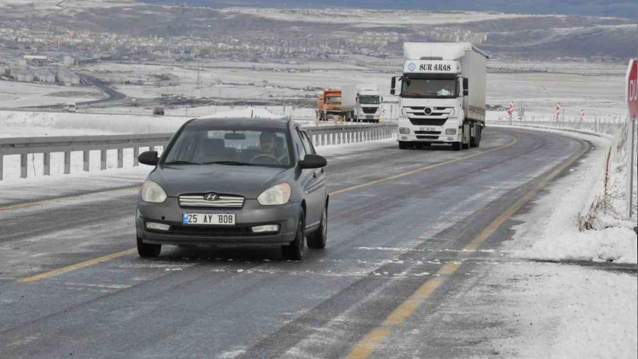 Kars'ta s�r�c�lerin buzla imtihan�