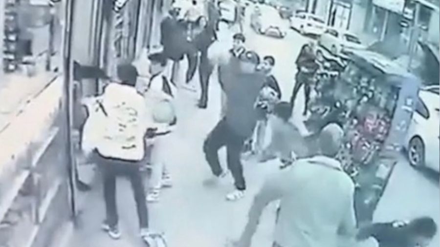 Kavgayı ayırmaya çalışan esnafa tüplü saldırı kameraya yansıdı