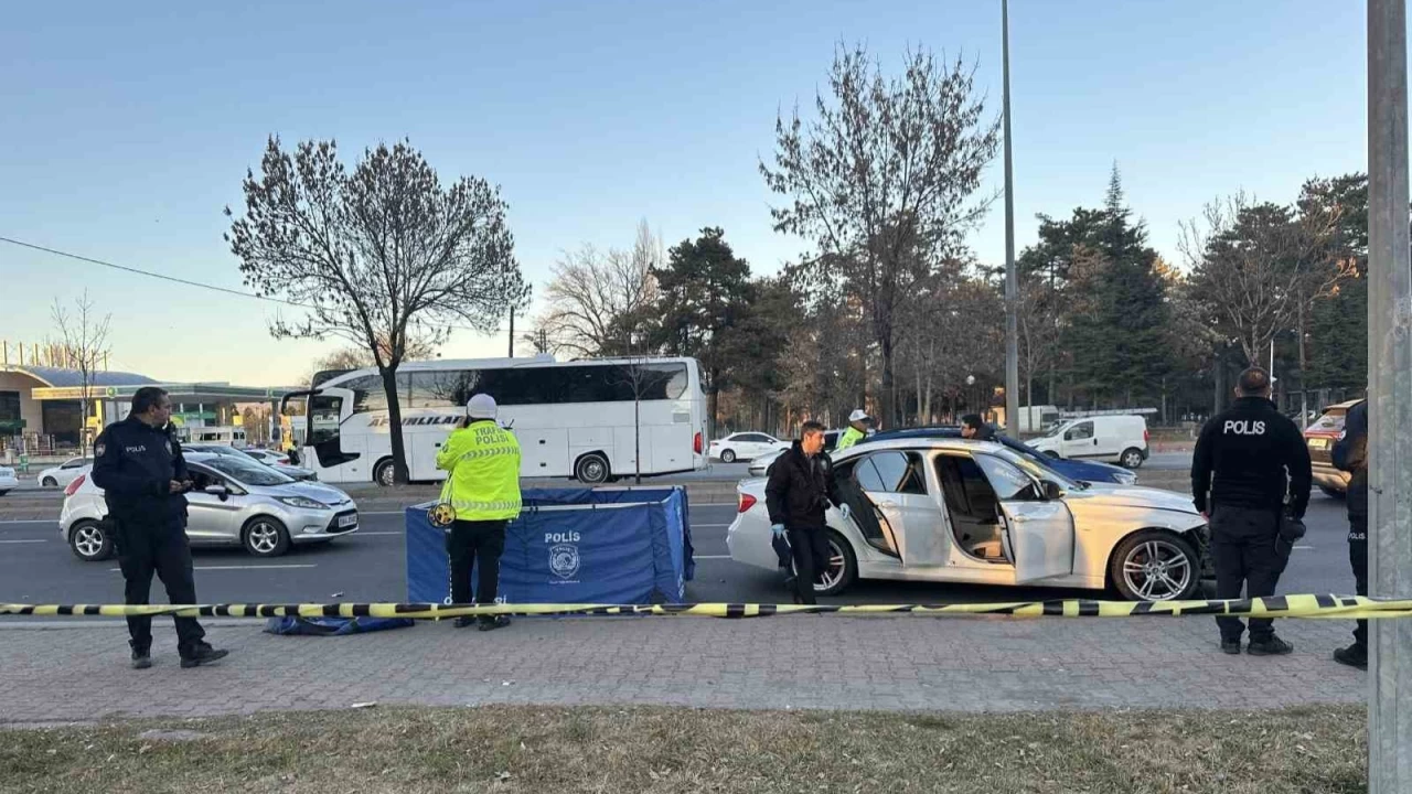 Kayseri'de otomobilin �arpt��� �ah�s hayat�n� kaybetti