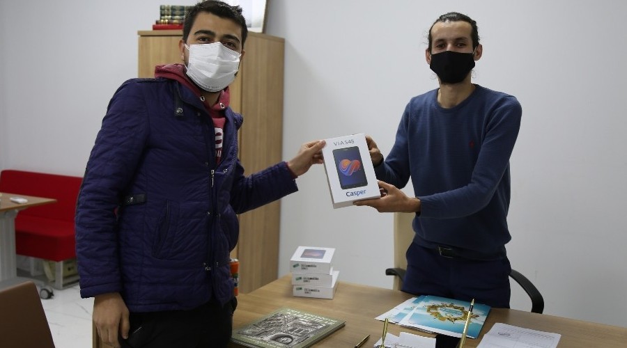 Kazananlara tablet ödülü verildi