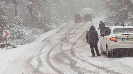 Kazdağları'nda kar aniden bastırdı