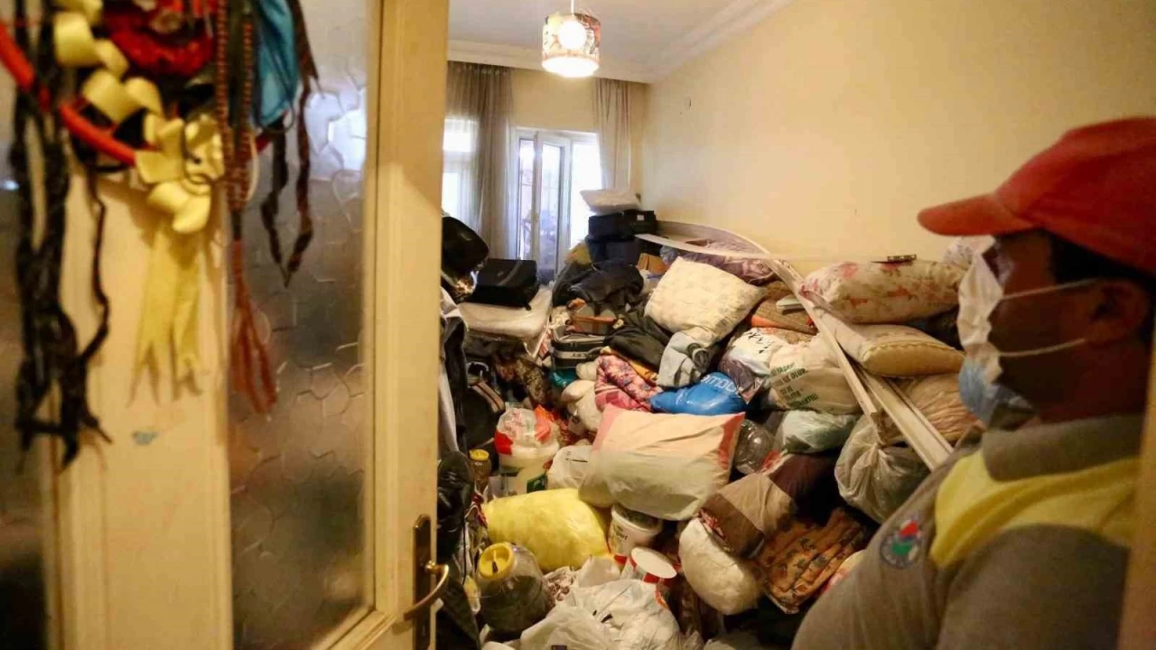 Kepez'de 2 ayrı evden 8 kamyon dolusu çöp çıktı
