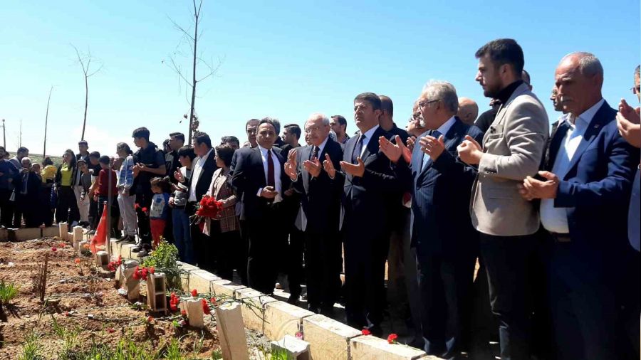 Kılıçdaroğlu, depremzedelerin mezarlarına karanfil bıraktı, dua etti