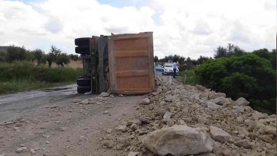 Kilis'te hafriyat kamyonu devrildi