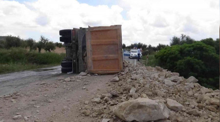 Kilis'te hafriyat kamyonu devrildi