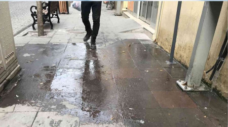 Klimalardan kaldırıma akıtılan suların donması yayalar için tehlike oluşturdu
