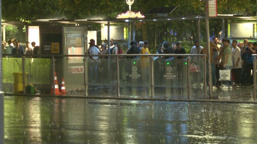 Konya'da k�sa s�reli sa�anak etkili oldu