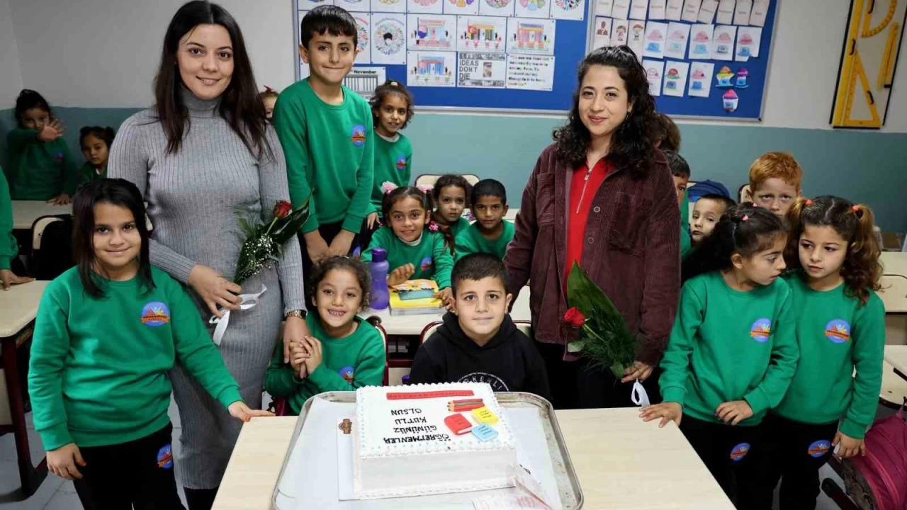 Köy okulunun fedakar öğretmenlerine öğrencilerinden sürpriz