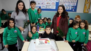 Köy okulunun fedakar öğretmenlerine öğrencilerinden sürpriz