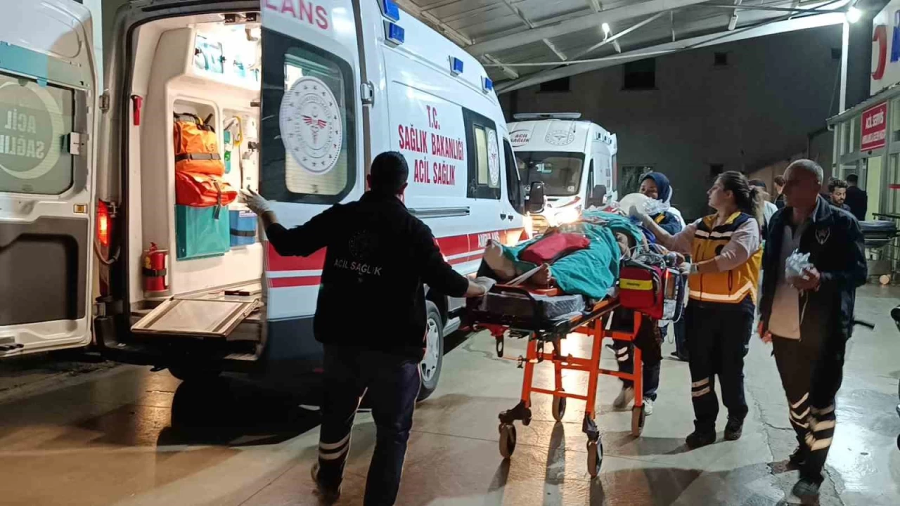 Kozan'da otomobil motosiklete çarptı: 2 ağır yaralı