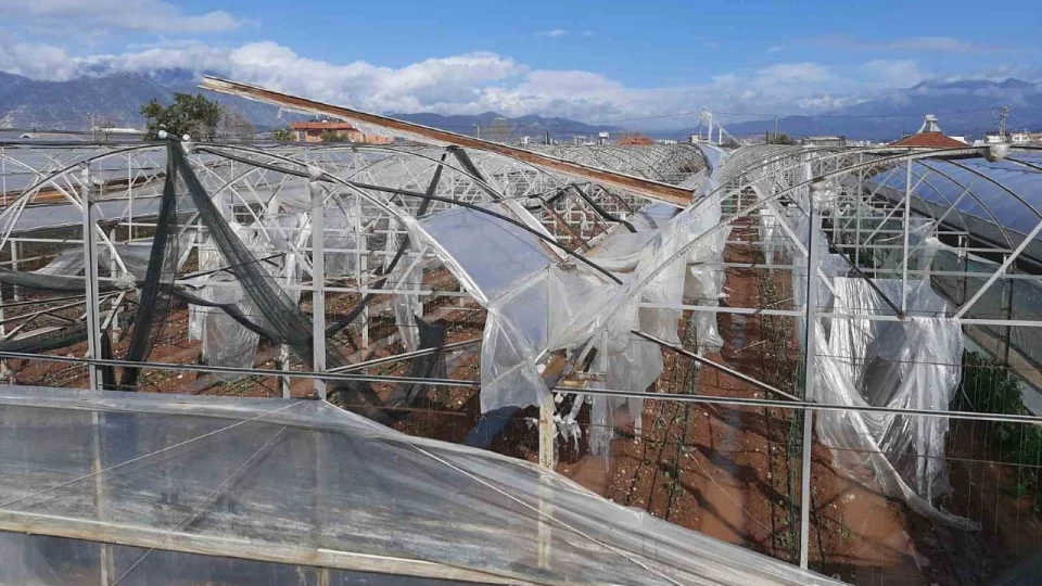 Kumluca'da hortum seralar� par�alad�