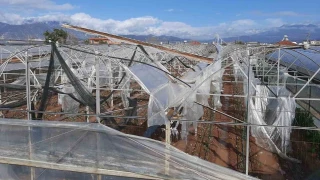 Kumluca'da hortum seralar� par�alad�