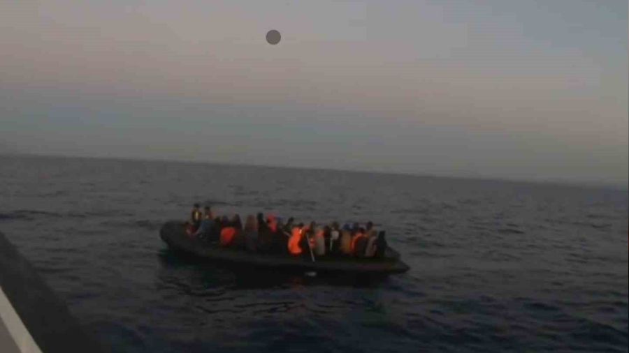 Kuşadası açıklarında 53 düzensiz göçmen kurtarıldı