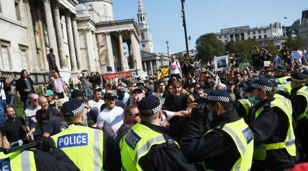 Londra'da karantina kart protesto